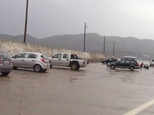 Karaya Oturan Feribottaki Araçlar Tahliye Edildi