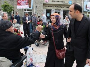 Elazığ’da Engelliler Gül Dağıttı