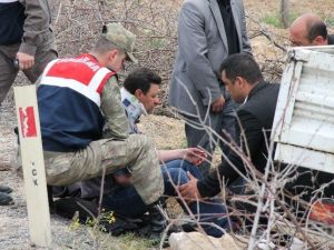 İşçileri Taşıyan Kamyonet Direğe Çarptı: 7 Yaralı