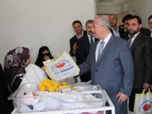 Siirt’te Yeni Doğan 17 Bebeğe Kutlu Doğum Altını Takıldı