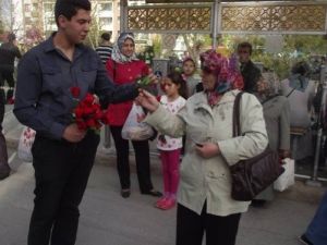 Ülkü Ocakları Kutlu Doğum Haftası Sebebiyle Gül Dağıttı