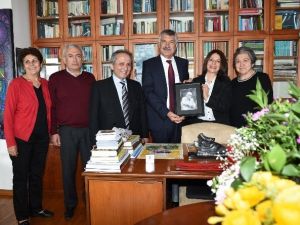 Karalar, Çukurova Ödülü’nü Yaşar Kemal’in Eşine Teslim Etti