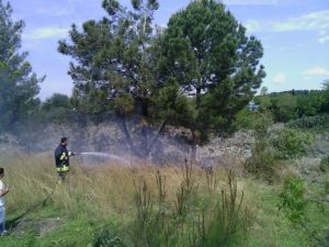 Eski Okul Bahçesinde Yangın Paniği