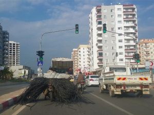 Hortum Taşıyan Motosiklet Sürücüsü Pes Dedirtti