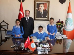 Minik Öğrencilerden, Edirne Belediye Başkanı Gürkan’a Ziyaret
