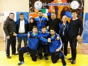 Büyükşehir’in Güreşçileri Kürsüden İnmiyor