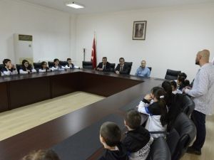 Geleceğin Yüzme Şampiyonlarından Rektör Özer’e Ziyaret