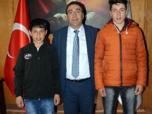 Sarıkamış Belediye Başkan Toksoy, Başarılı Snowboardçu Kardeşleri Tebrik Etti
