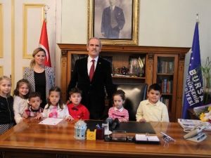 Başkanın Koltuğuna Oturan Minik Kız, Park Ve Spor Alanı İstedi