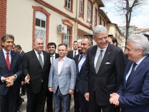 Bakan Bozkır’la Tokalaşan Minik Öğrenci: "Elimi Bir Daha Yıkamayacağım”