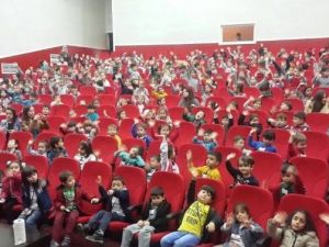 Yardım Sevenler Derneği’nden Minik Öğrencilere Jest