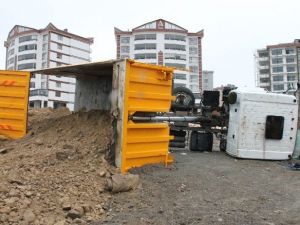 Yükünü Boşaltmaya Çalışan Kamyon Devrildi: 2 Yaralı