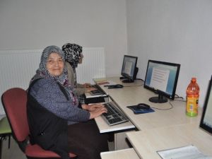 70’lik Nine Kızıyla Yazışabilmek İçin 10 Parmak Klavye Öğrendi