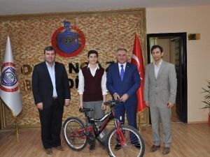 Kan Bağışına Katkı Sağlayan Öğrenciye Bisiklet