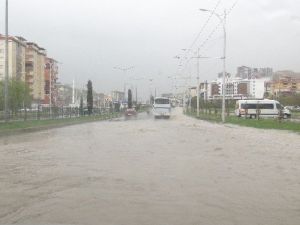 Nisan Yağmuru Yolları Gölete Çevirdi