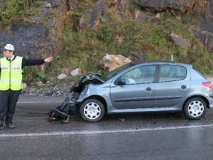 Ambulans İle Otomobil Çarpıştı: 1 Yaralı
