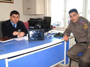 Jandarma Yolda Bulduğu Bilgisayarı Polise Teslim Etti