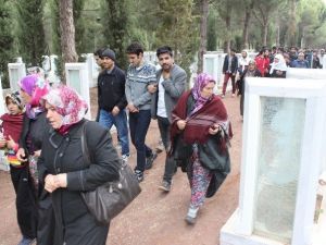 Şehitliklere Ziyaretçi Akını