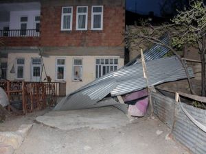 Rüzgar İş Yeri Ve Evlerin Çatılarını Uçurdu