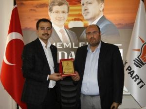 AK Parti İl Başkanı Tanrıver’den Aday Adaylarına Teşekkür Plaketi