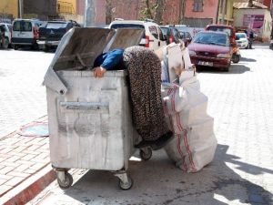 Ayşe Nine Ekmeğini Çöpten Çıkarıyor