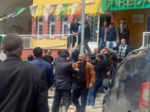 Şeyh Said’in Torunu AK Parti Milletvekili Adayı Fırat’a Sopalı Saldırı