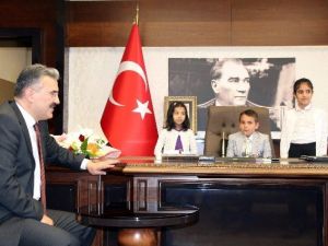 Vali Makamını Minik Ömer’e Teslim Etti