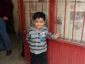 Uygur Türkü Aile Depoda Yaşam Mücadelesi Veriyor