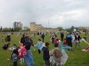Öğrenci Ve Velileri Uçurtma Şenliğinde Doyasıya Eğlendi