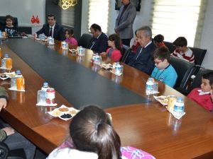 23 Nisan Nedeniyle Valilik Koltuğuna Oturan Işılay Zengin Okula Giriş Saatlerinin Değişmesini İstedi