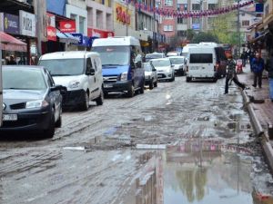 Belediye Yapmayınca Çözümü Esnaf Buldu