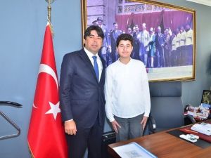8. Sınıf Öğrencisi Başkan Gökhan Demirağ’ın Koltuğuna Oturdu