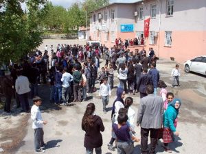 Eğitimciler, Saldırıya Uğrayan Öğretmen İçin Bir Araya Geldi