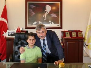 Başkan Yaralı Koltuğunu Öğrencilere Bıraktı