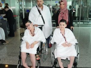 Engelli İki Çocuğu İle Umreye Gitti