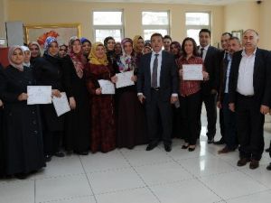 Pursaklar’da 50 Kadın Arapça Sertifikası Aldı