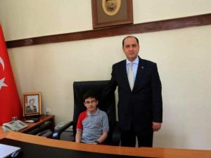 Vali Çomaktekin Koltuğunu Öğrenciye Devretti