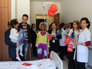 Çocuk Bayramını Hastanede Kutladılar