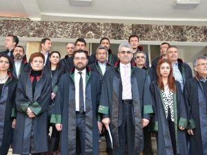 Çavder, Meslektaşları İçin Adliye Önünde Açıklama Yaptı