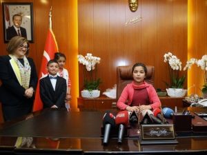 Fatma Şahin Koltuğunu Çocuklara Bıraktı