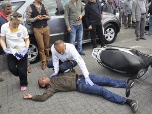 Ters Yönden Giren Araç, Paket Servis Elemanına Çarpı