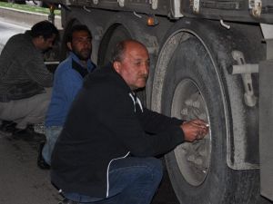 LPG Tankı Yüklü Tır Köprüye Sıkıştı