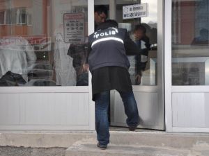 Bıçak Ve Kaldırım Taşıyla PTT Şubesini Soymaya Kalktı