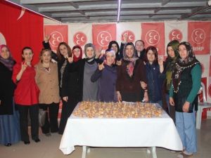 MHP’li Kadınlar Lokma Dağıttı