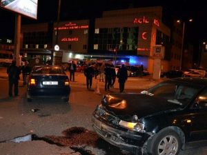 Otomobiller Çarpıştı: 4 Yaralı