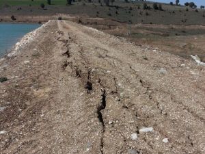 Gölet Gövdesindeki Yarılmalar Yetkilileri Harekete Geçirdi