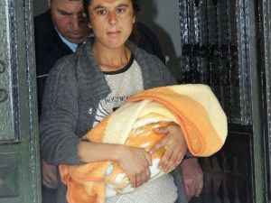 Genç Kadın Üç Günlük Bebeğiyle Sokağa Atıldı