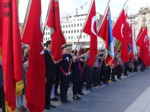 23 Nisan’a Çelenkli Kutlama