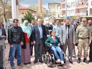 Engelli Öğrenciye 23 Nisan Hediyesi