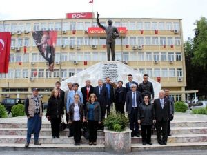 CHP Ve Add Çelenk Bıraktı